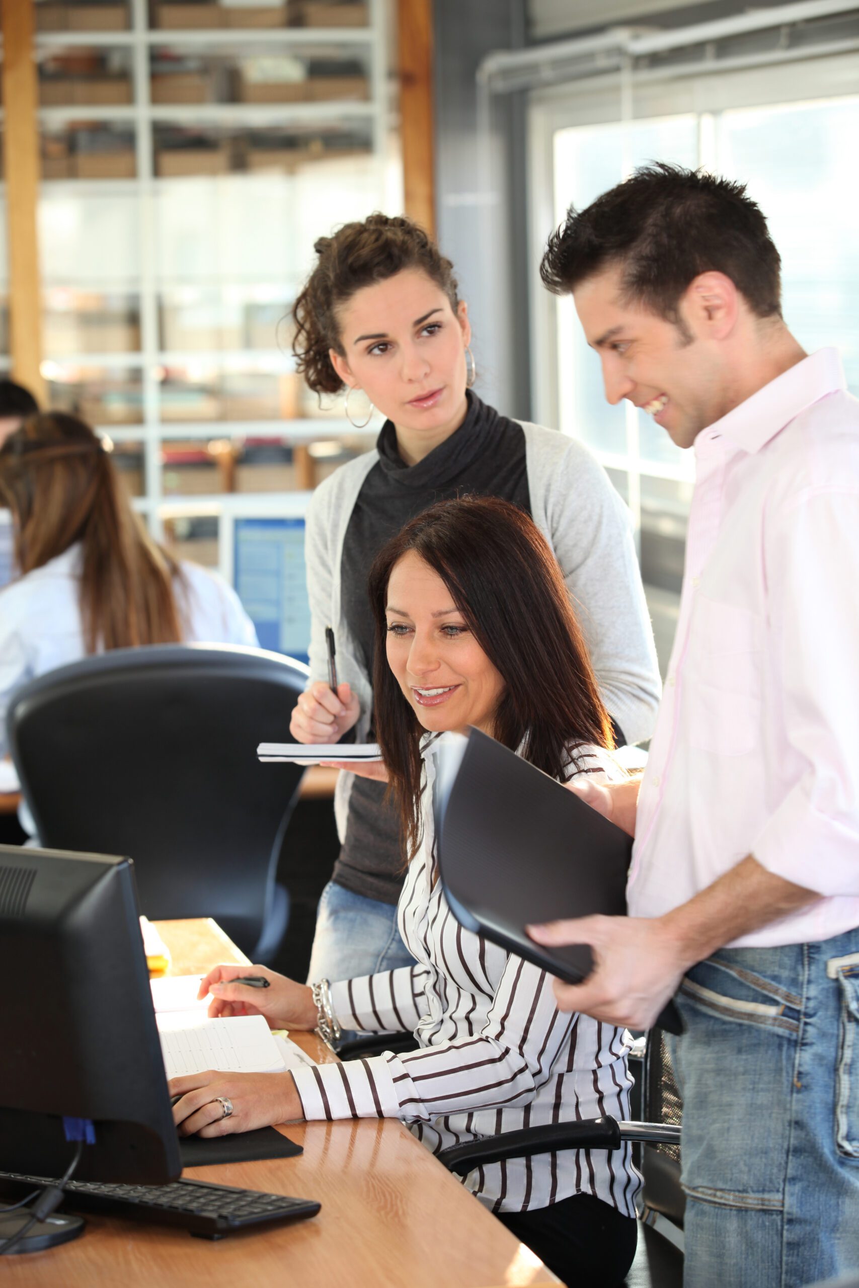 Homme et femmes au bureau